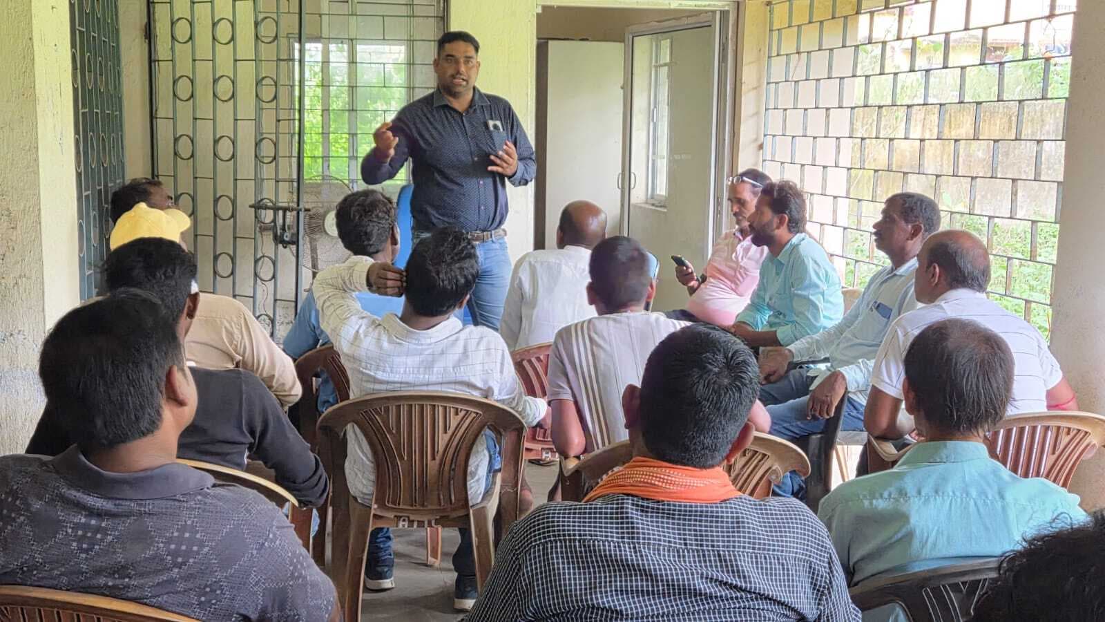 मसलिया की मासिक बैठक में कृषक मित्र को बीज वितरण