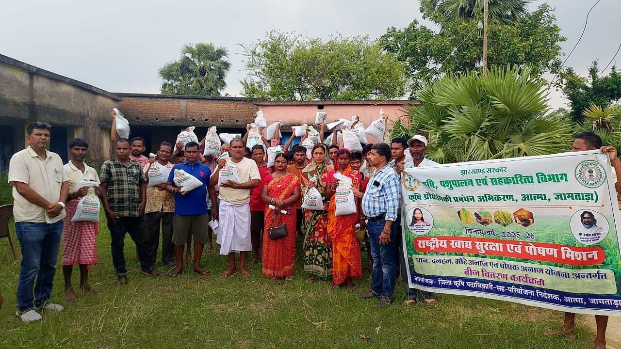 कुंडहित में 120 किसानों को मिला उड़द का बीज