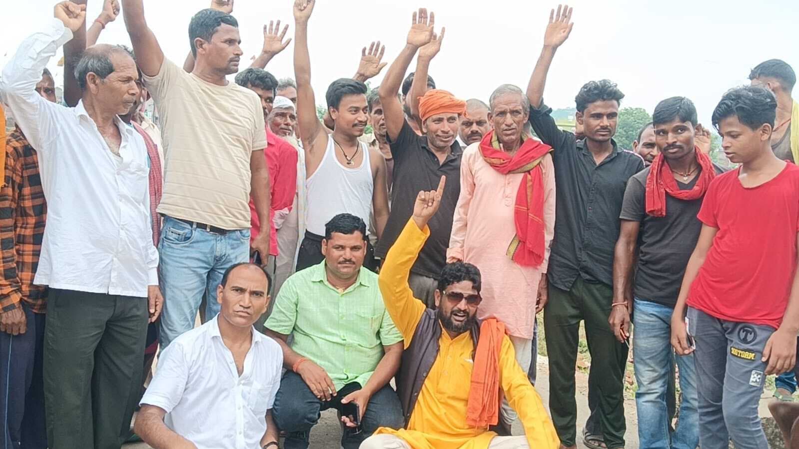 वैकल्पिक लोहा का पुल की व्यवस्था की मांग को लेकर लोगों ने किया प्रदर्शन