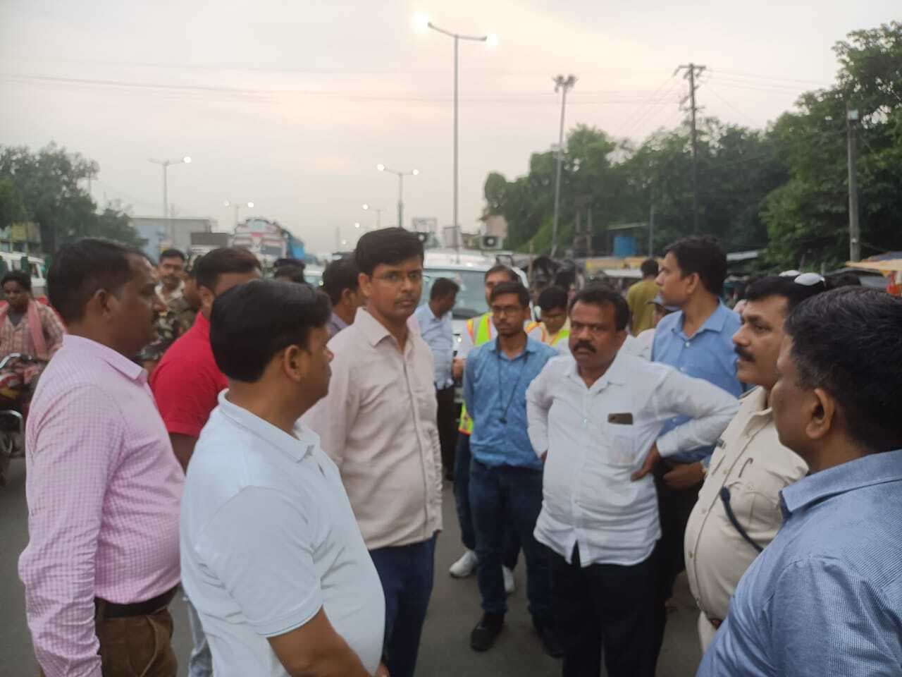 Dhanbad News: एसडीएम पहुंचे निरसा बाजार, सड़क पर बनीं दुकानों को हटाने का दिया निर्देश