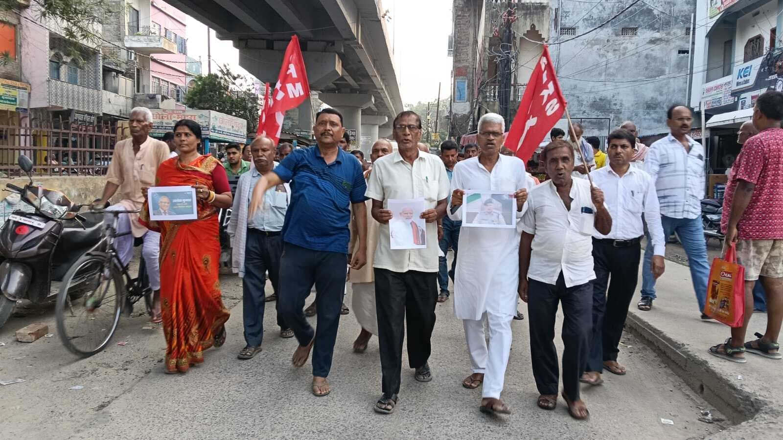 सीपीआईएम के कार्यकर्ताओं ने मतदाता पुनरीक्षण कार्य के विरोध में किया पुतला दहन