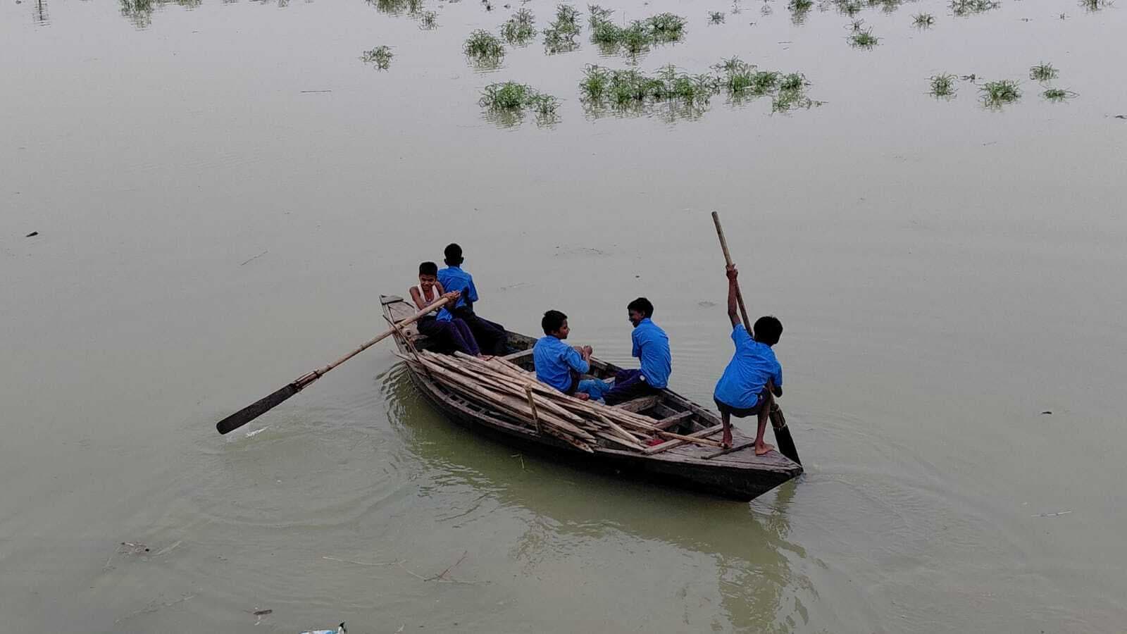 पढ़ाई के समय स्कूल छोड़कर नाव पर घूम रहे बच्चों का वीडियो हो रहा वायरल, डीएम ने लिया संज्ञान
