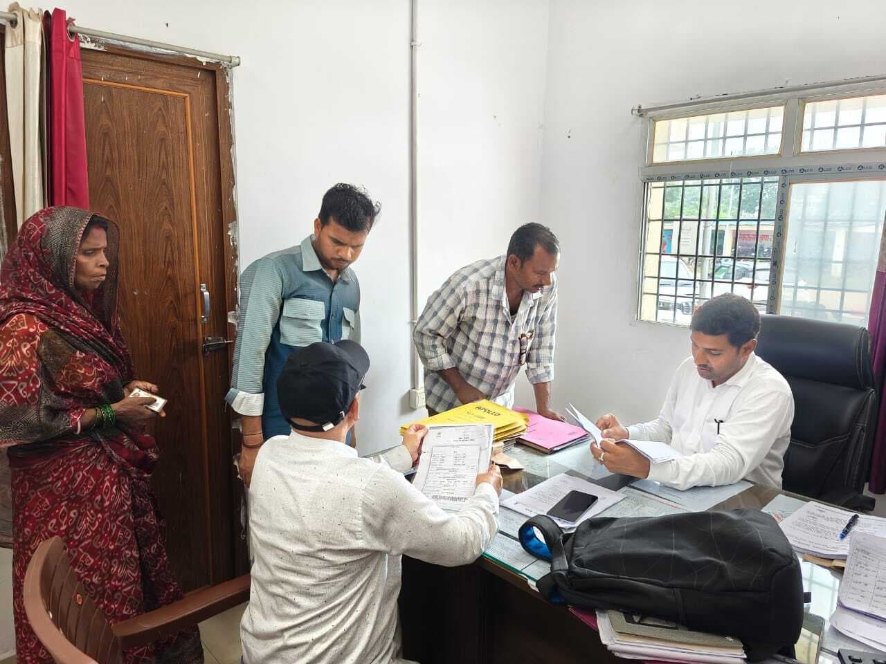 डीएम के निर्देश पर अंचल कार्यालय में जनता दरबार आयोजित कर मामले का किया जा रहा निबटारा