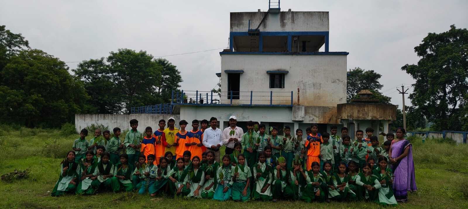 उत्क्रमित मध्य विद्यालय महावीरनगर ने फुटबॉल मुकाबला जीता