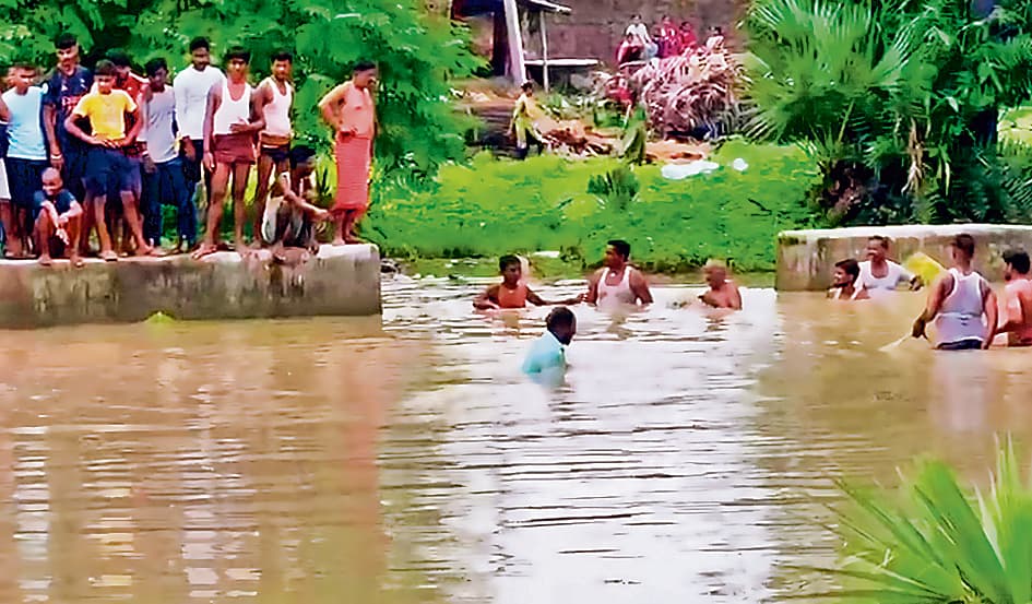 Gaya News : खेलते-खेलते नदी में गिरा चार साल का बच्चा, तलाश जारी