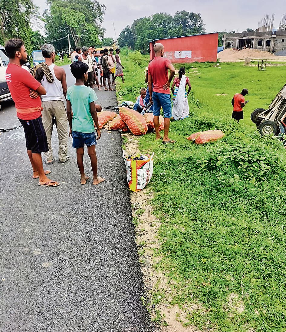 Gaya News : वजीरगंज में ऑटो पलटने से वृद्ध की मौत, दंपती गंभीर घायल