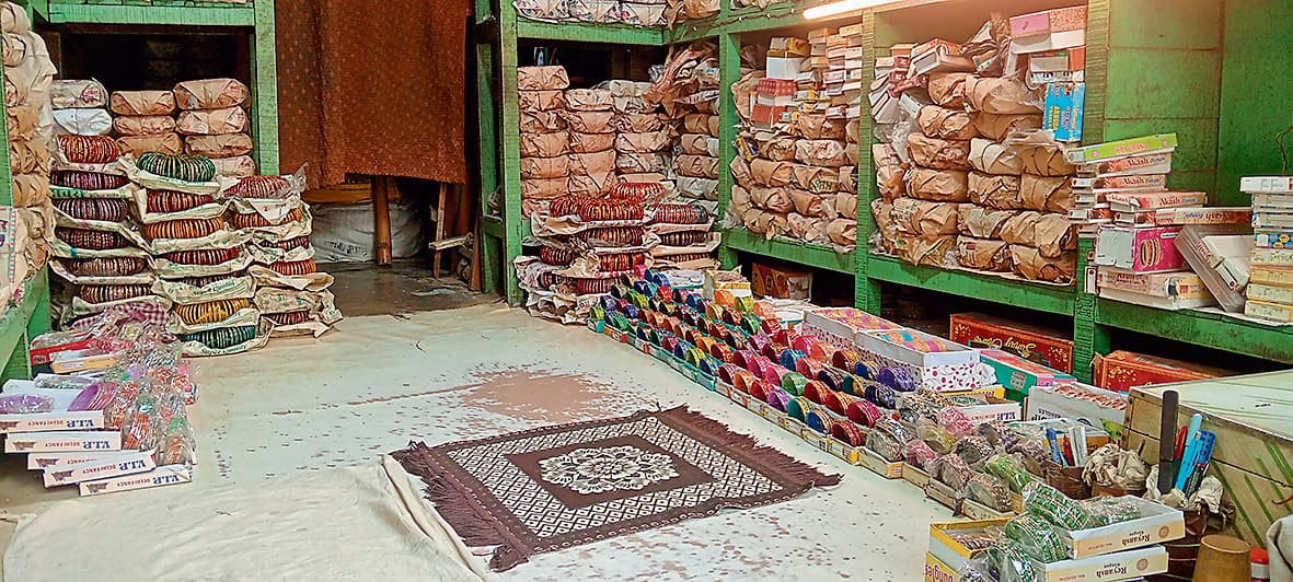 Gaya News : सावन में हरे रंग की चूड़ियों और साड़ियों की बढ़ी मांग, कारोबार में दिख रही रौनक