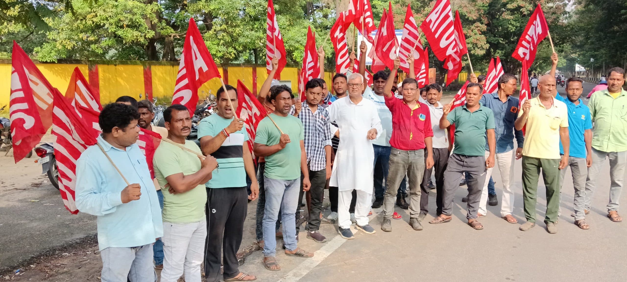 Bokaro News : मांगों को लेकर ठेका मजदूरों ने किया प्रदर्शन