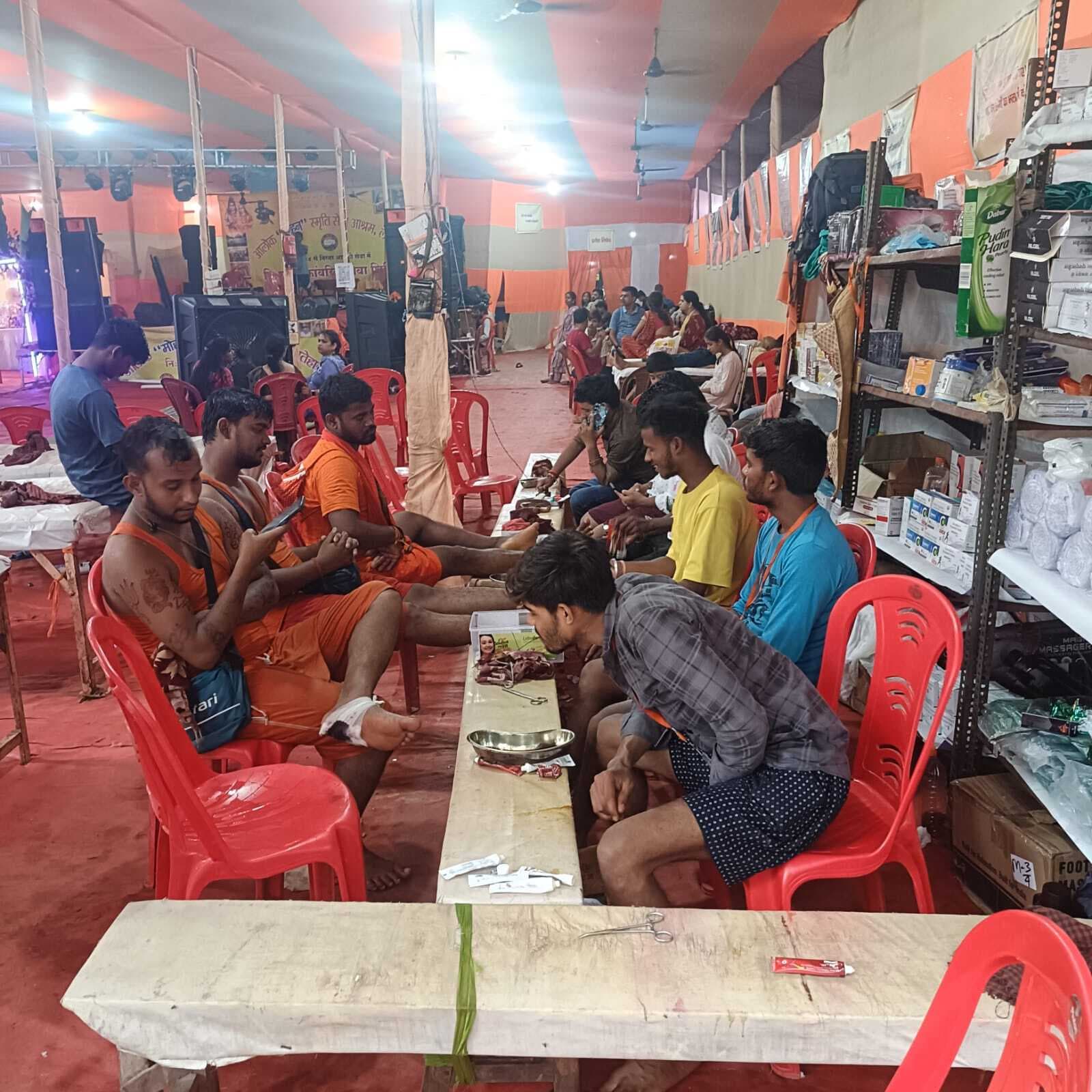 कांवरिया पथ लाइव : कांवर उठाने से पहले क्षमायाचना, कान पकड़कर उठक-बैठक करते हैं कांवरिये