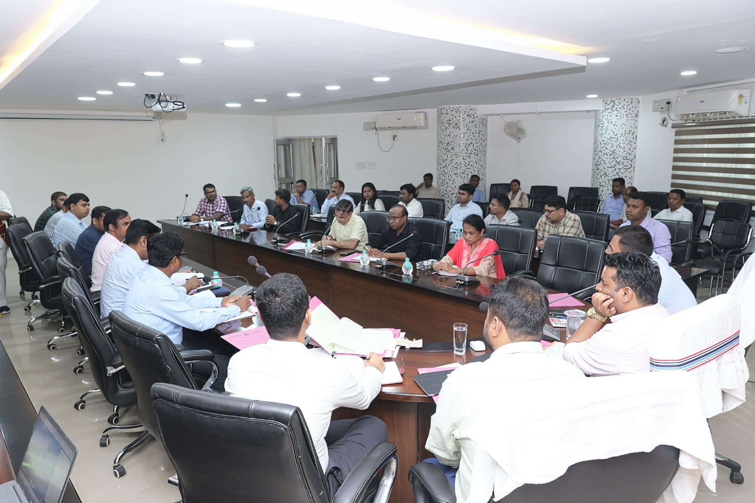 Chaibasa News : सितंबर तक जिले के हर क्षेत्र में  मोबाइल नेटवर्क पहुंचायें