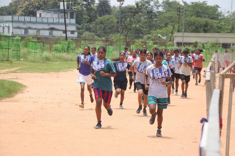 Chaibasa News : 329 महिलाओं में 221 सफल, 497 पुरुषों में 415 असफल