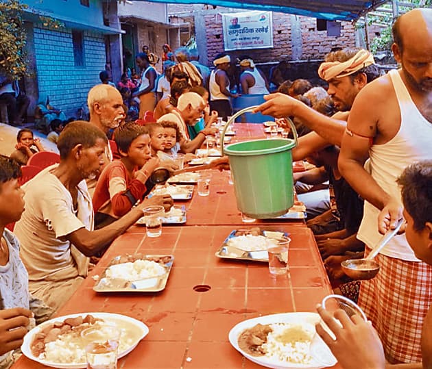 Hajipur News : राघोपुर के बाढ़ग्रस्त इलाकों में जिला प्रशासन ने शुरु किया सामुदायिक किचेन