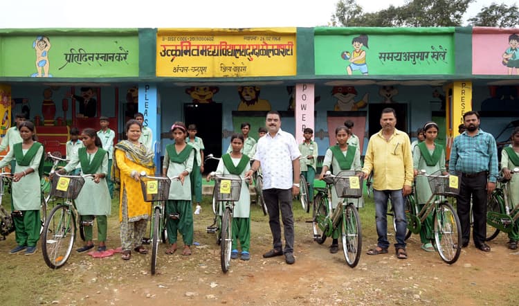 Bokaro News : छात्र-छात्राओं के बीच साइकिलों का वितरण