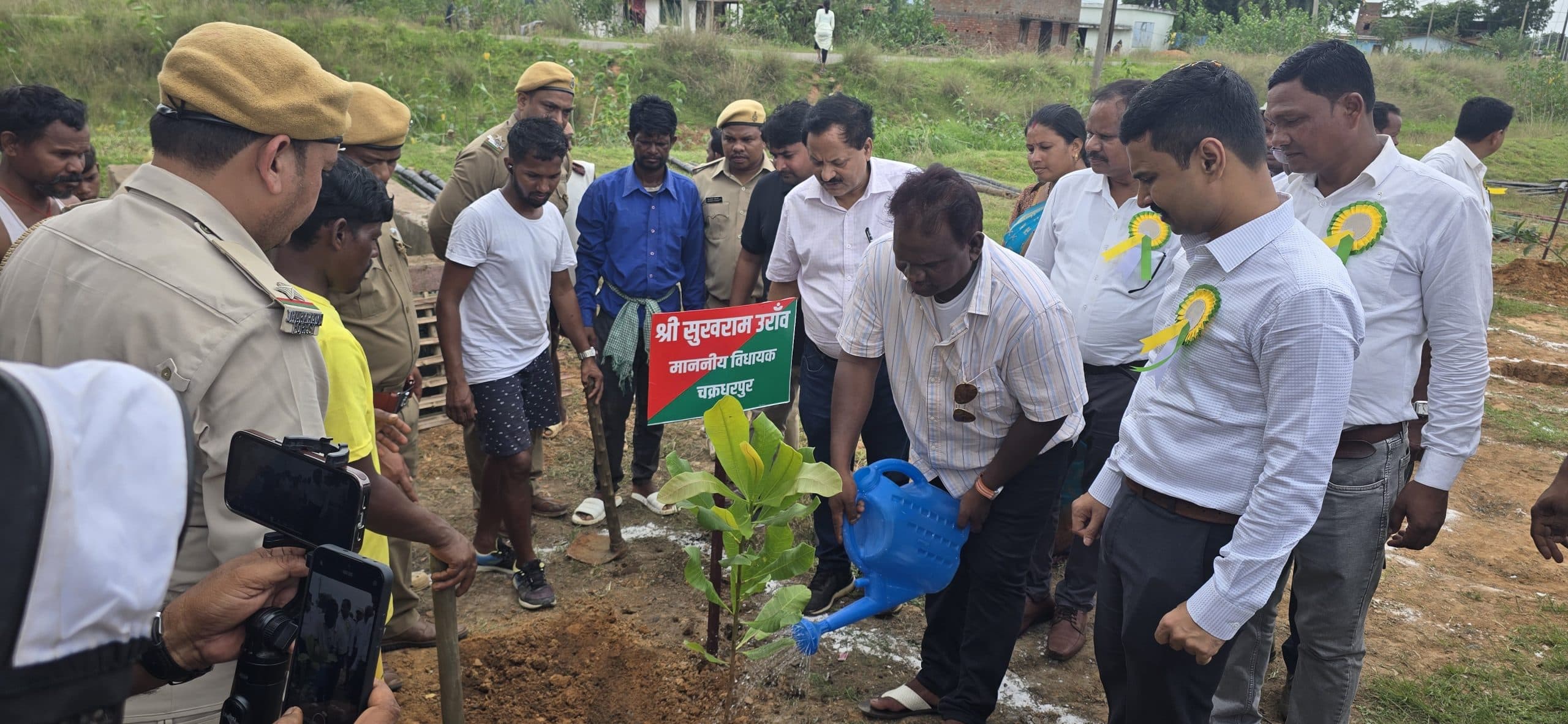 Chaibasa News : पेड़-पौधे ही जीवन हैं, वनों की रक्षा मूलवासी ही कर सकते हैं: सुखराम