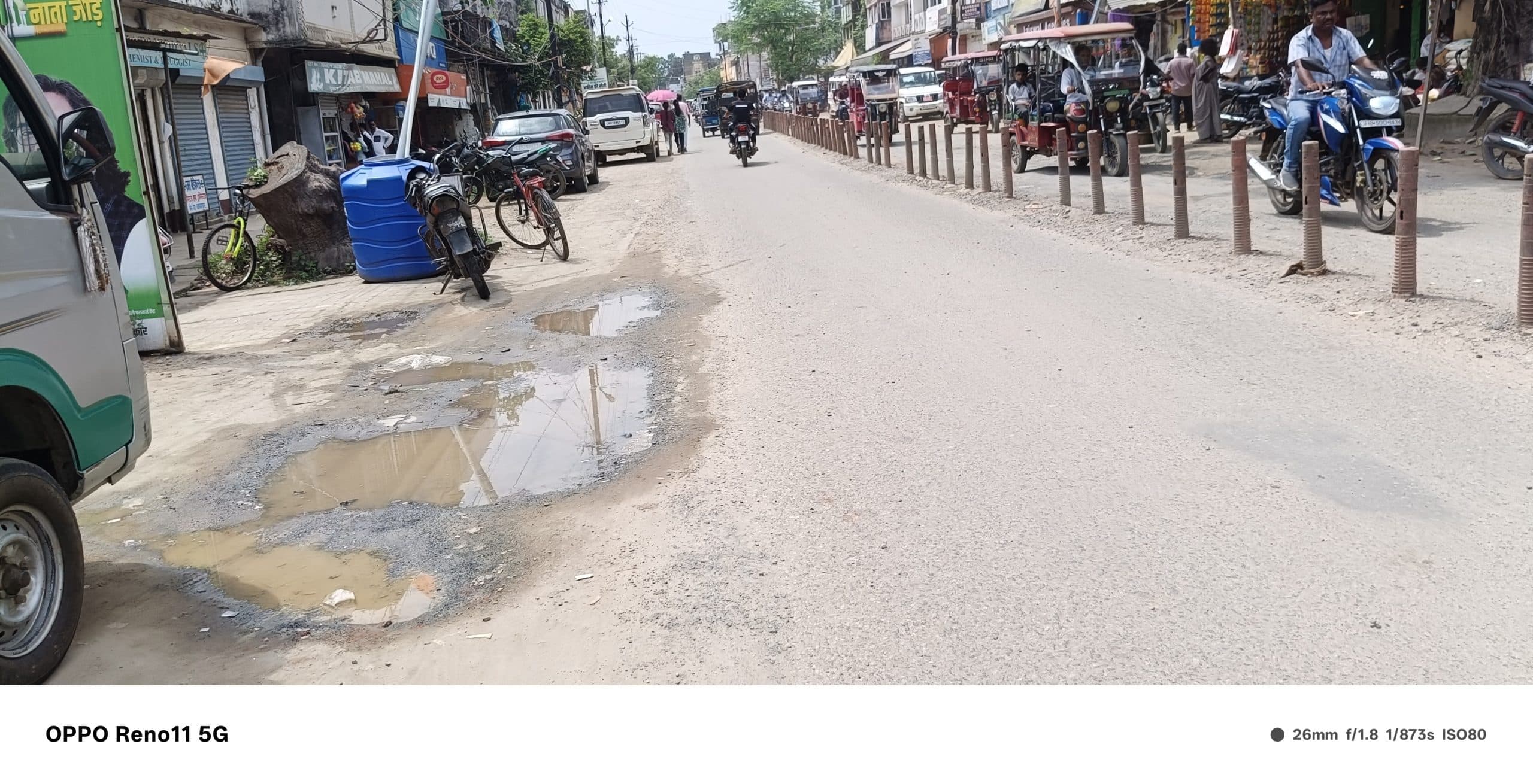 Chaibasa News : पवन चौक से भगत सिंह तक मात्र 500 मीटर में करीब 103 गड्ढे