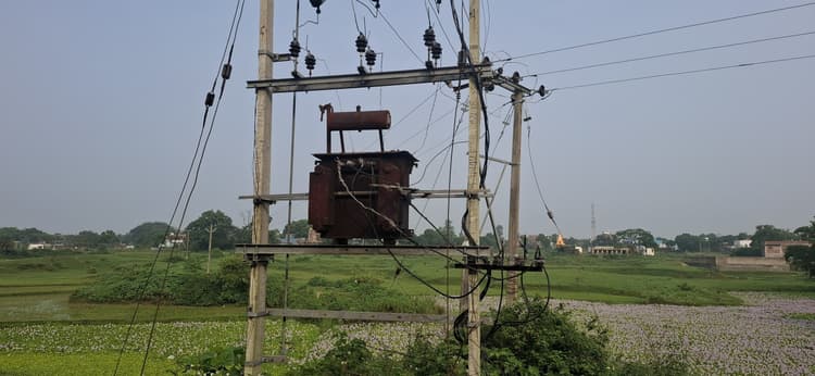 Giridih News: चतरो में ट्रांसफॉर्मर जल जाने से 10 दिनों से लोग परेशान
