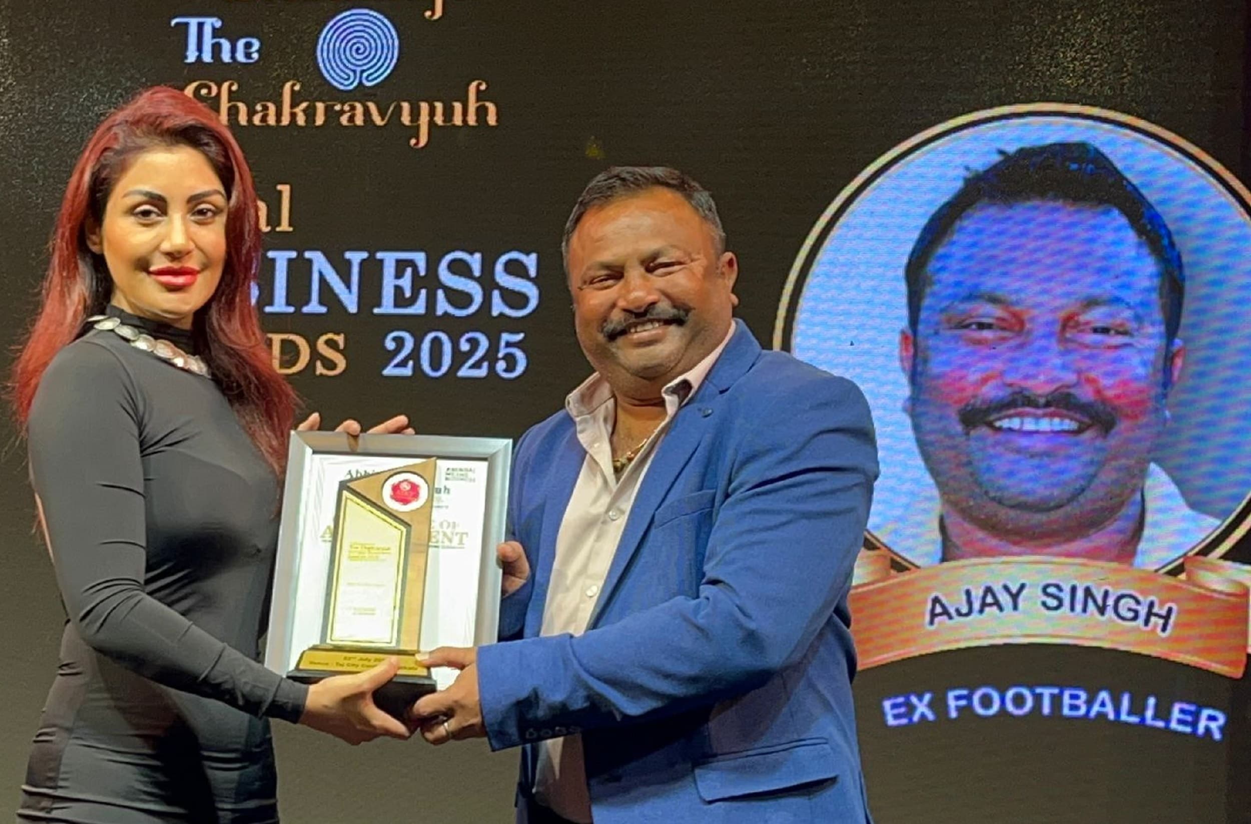Bokaro News : फुटबॉलर अजय सिंह को मिला अभिमन्यु द चक्रव्यूह बंगाल बिजनेस अवार्ड