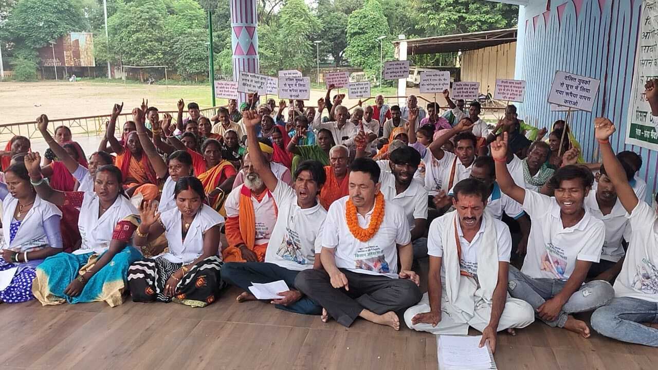 Giridih News: अधिकारियों पर भ्रष्टाचार का आरोप लगा किजपा ने दिया धरना