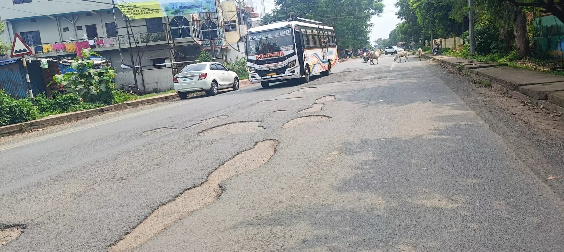 Seraikela Kharsawan News : बारिश से सरायकेला-कांड्रा सड़क हुई जर्जर, एक किमी में 100 से अधिक गड्ढे