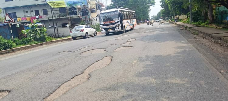 Seraikela Kharsawan News : बारिश से सरायकेला-कांड्रा सड़क हुई जर्जर, एक किमी में 100 से अधिक गड्ढे