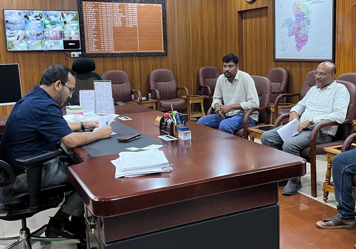 Seraikela Kharsawan News : बाजार दर से चार गुना अधिक भुगतान का आरोप