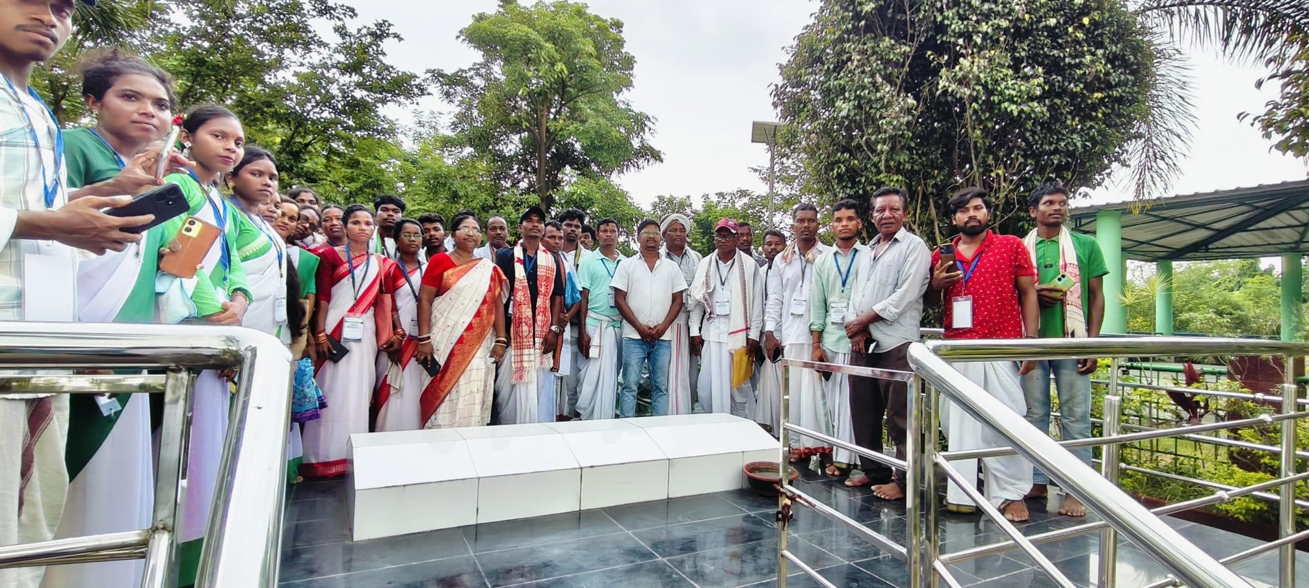 Seraikela Kharsawan News : हो भाषा के शिक्षकों ने किया शैक्षणिक भ्रमण