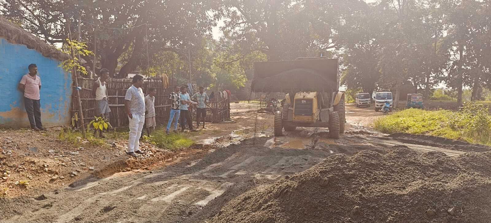 Seraikela Kharsawan News : जिप अध्यक्ष ने सड़क को चलने लायक बनवाया