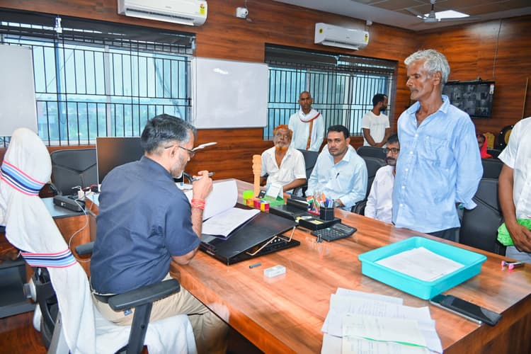 Giridih News: डीसी ने लगाया जनता दरबार, समस्याओं के समाधान का दिया निर्देश