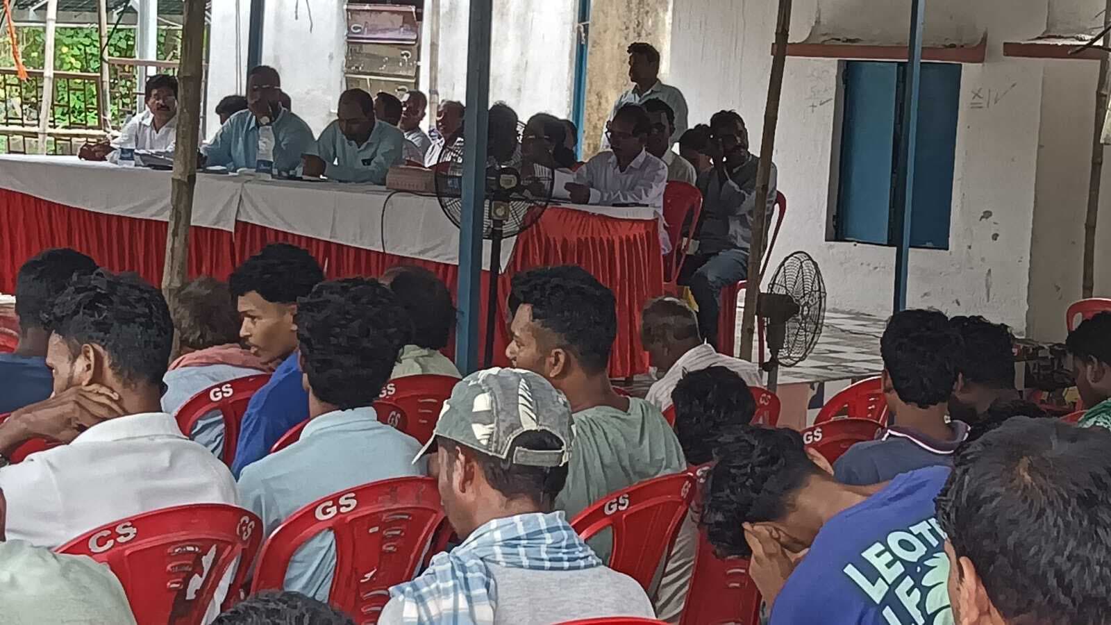 East Singhbhum News : खदान में गांव के युवाओं को रोजगार दे प्रबंधन