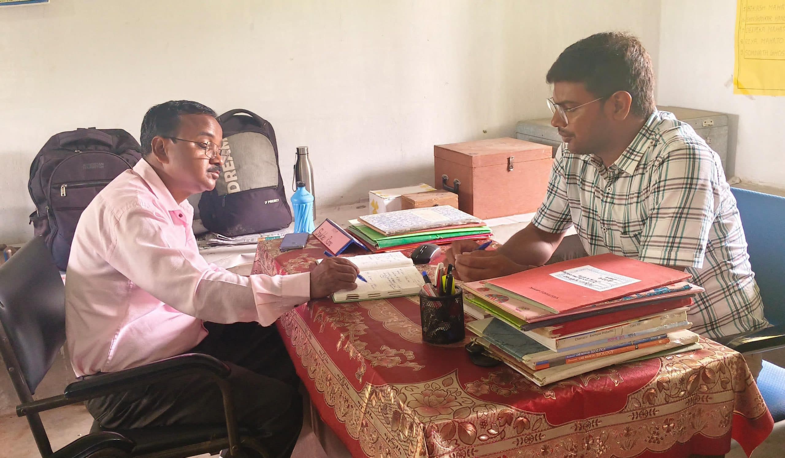 East Singhbhum News : स्कूल में कमरों व बेंच-डेस्क की कमी