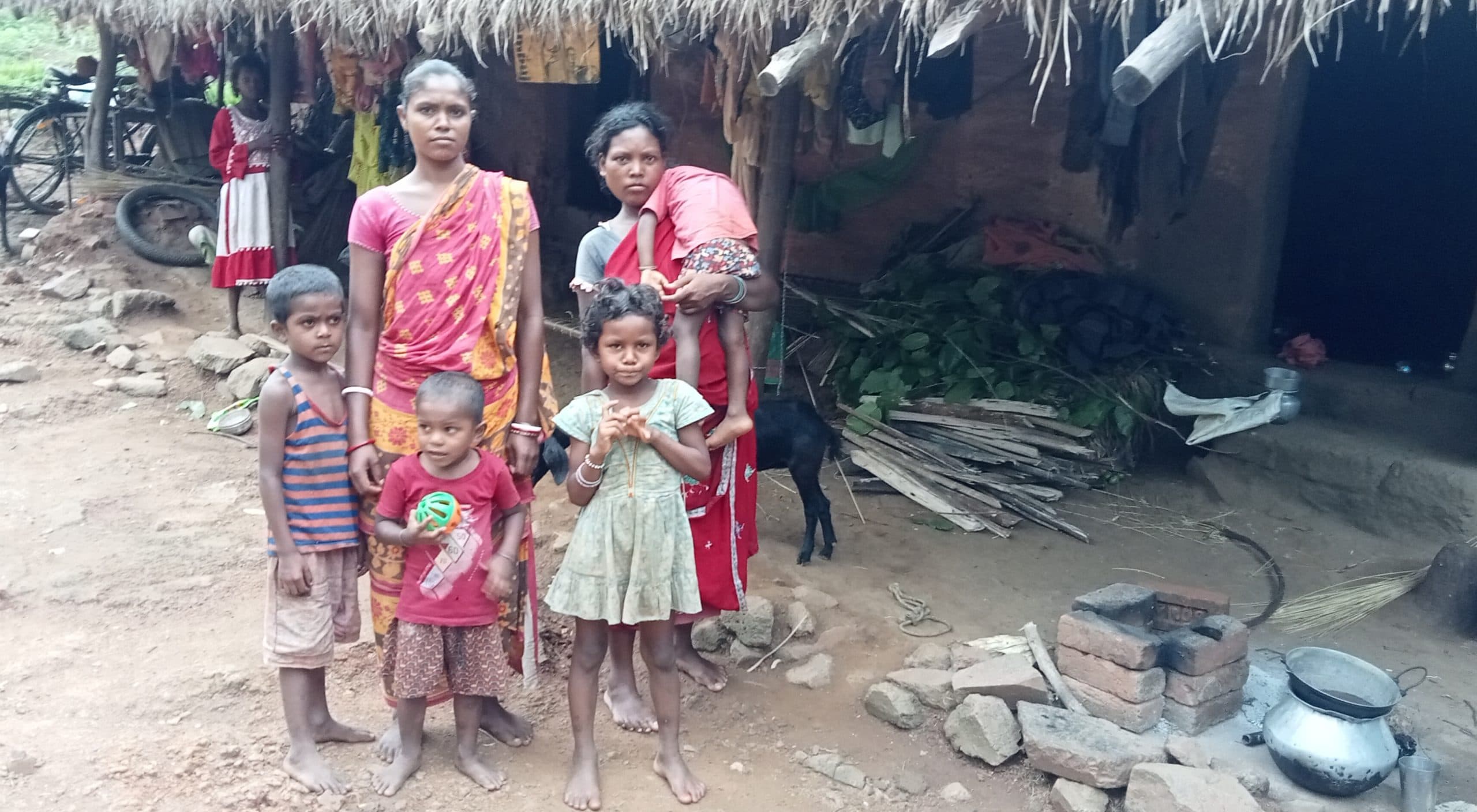 East Singhbhum News : रानी झरना के नौ सबर परिवार सरकारी योजनाओं से हैं वंचित