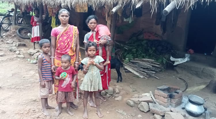 East Singhbhum News : रानी झरना के नौ सबर परिवार सरकारी योजनाओं से हैं वंचित