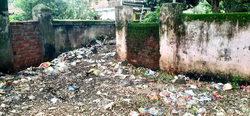 East Singhbhum News : कचरा के कारण गेट किया बंद, बाउंड्री फांद कर स्कूल जाते हैं विद्यार्थी