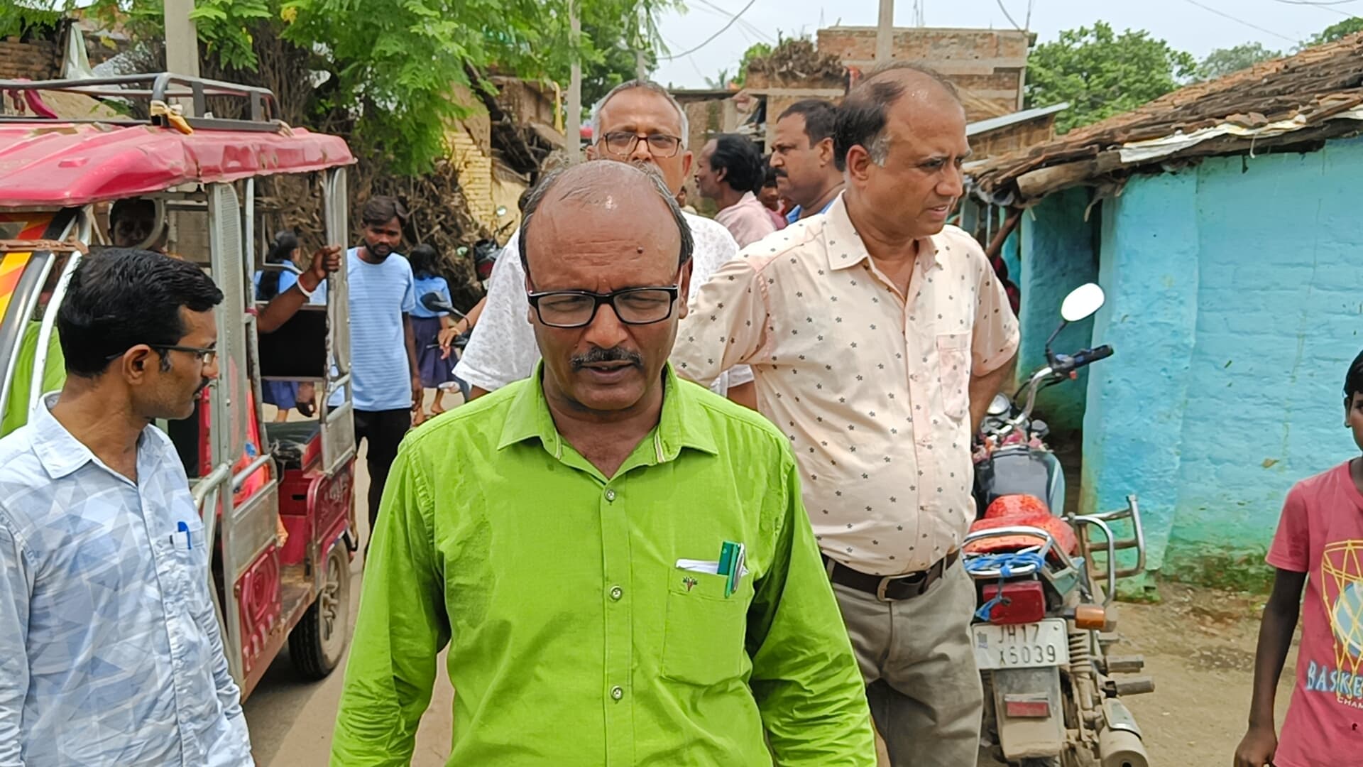 Bhagalpur news सीएस पहुंचे ओलापुर, फॉगिंग व ब्लीचिंग छिड़काव का निर्देश