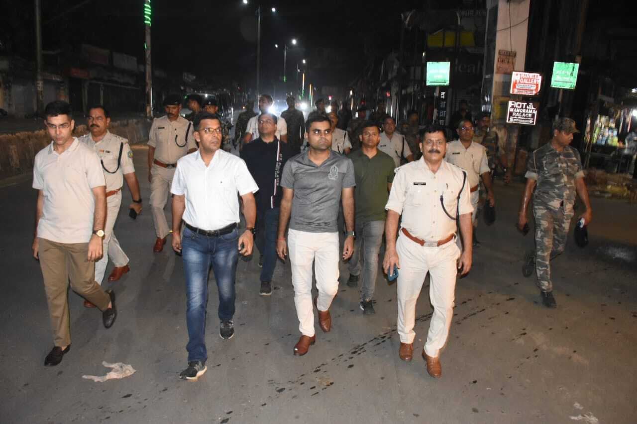 Dhanbad News : एसएसपी ने अधिकारियों संग एयरपोर्ट से आइआइटी तक पैदल मार्च कर सुरक्षा व्यवस्था की समीक्षा की