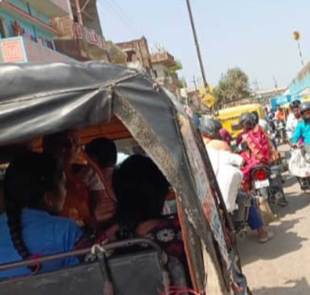 टैक्सियों के ठहराव से कुदरा रेलवे स्टेशन के सामने सर्विस सड़क पर लगता है जाम