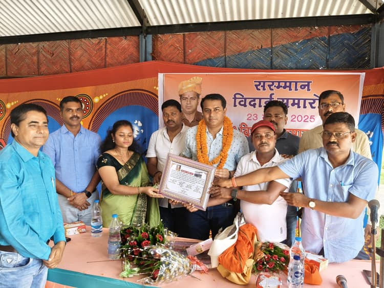 समारोह आयोजित कर एसडीपीओ को दी विदाई