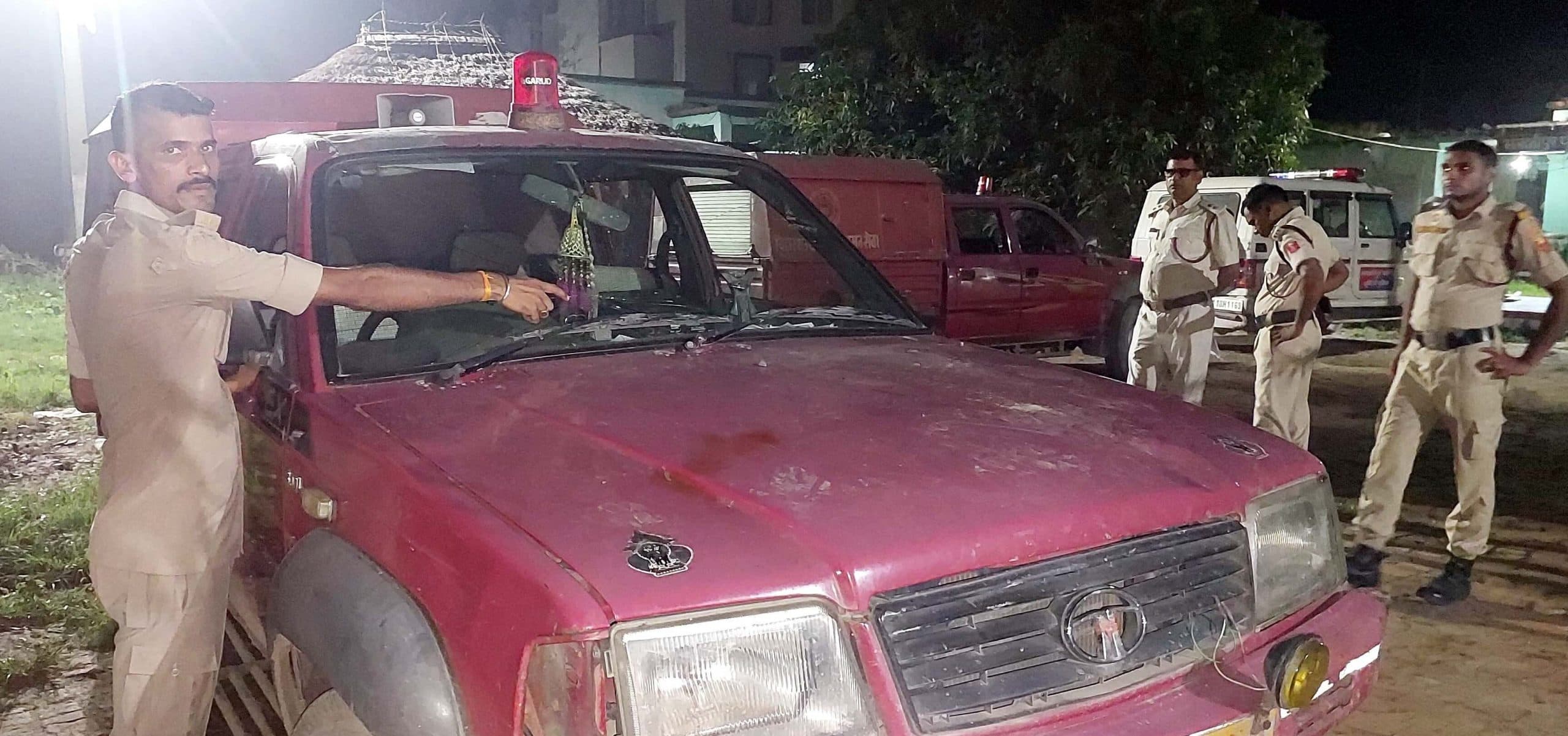 देर से पहुंचे दमकल कर्मियों पर आक्रोशित ग्रामीणों ने किया हमला, वाहन किया क्षतिग्रस्त