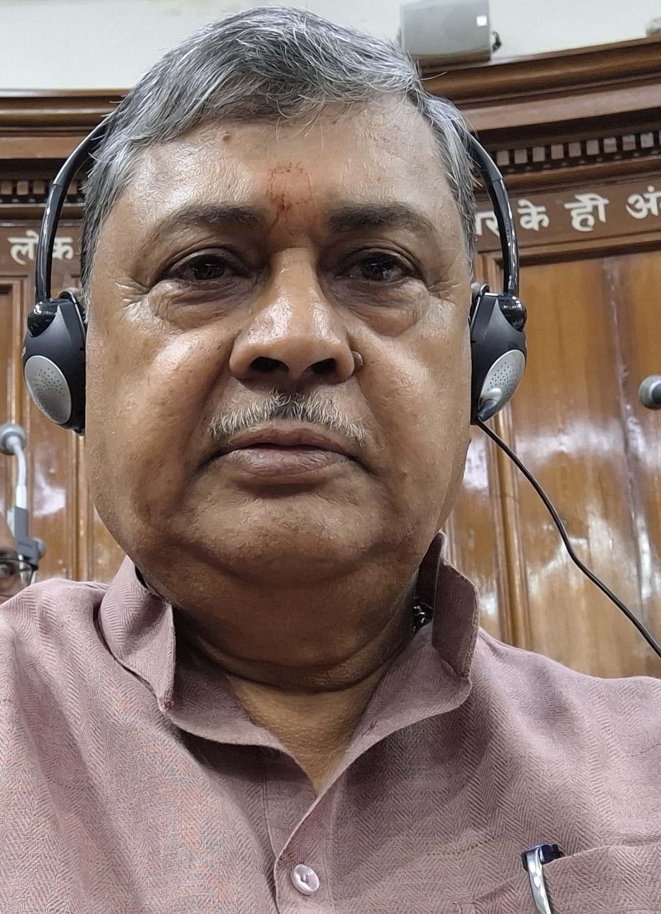 अंडरग्राउंड हाई टेंशन केबल लाइन बिछाने की मांग