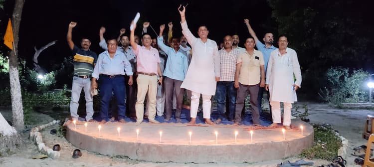 Motihari: मांगों को लेकर डाक कर्मचारियों ने किया प्रदर्शन