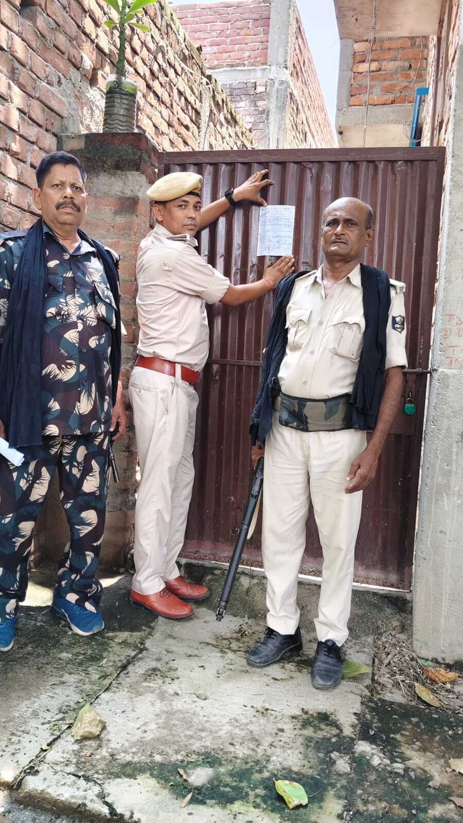 साइबर फ्रॉड के घर पर देवघर पुलिस ने चिपकाया इश्तहार