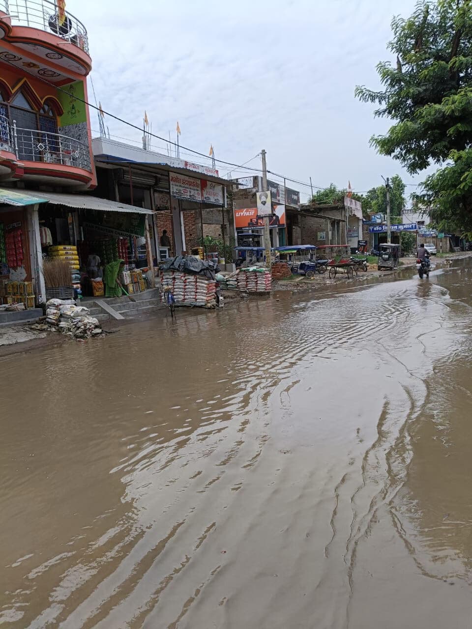 Samastipur News:हसनपुर बाजार में कई जगह जल जमाव से परेशानी