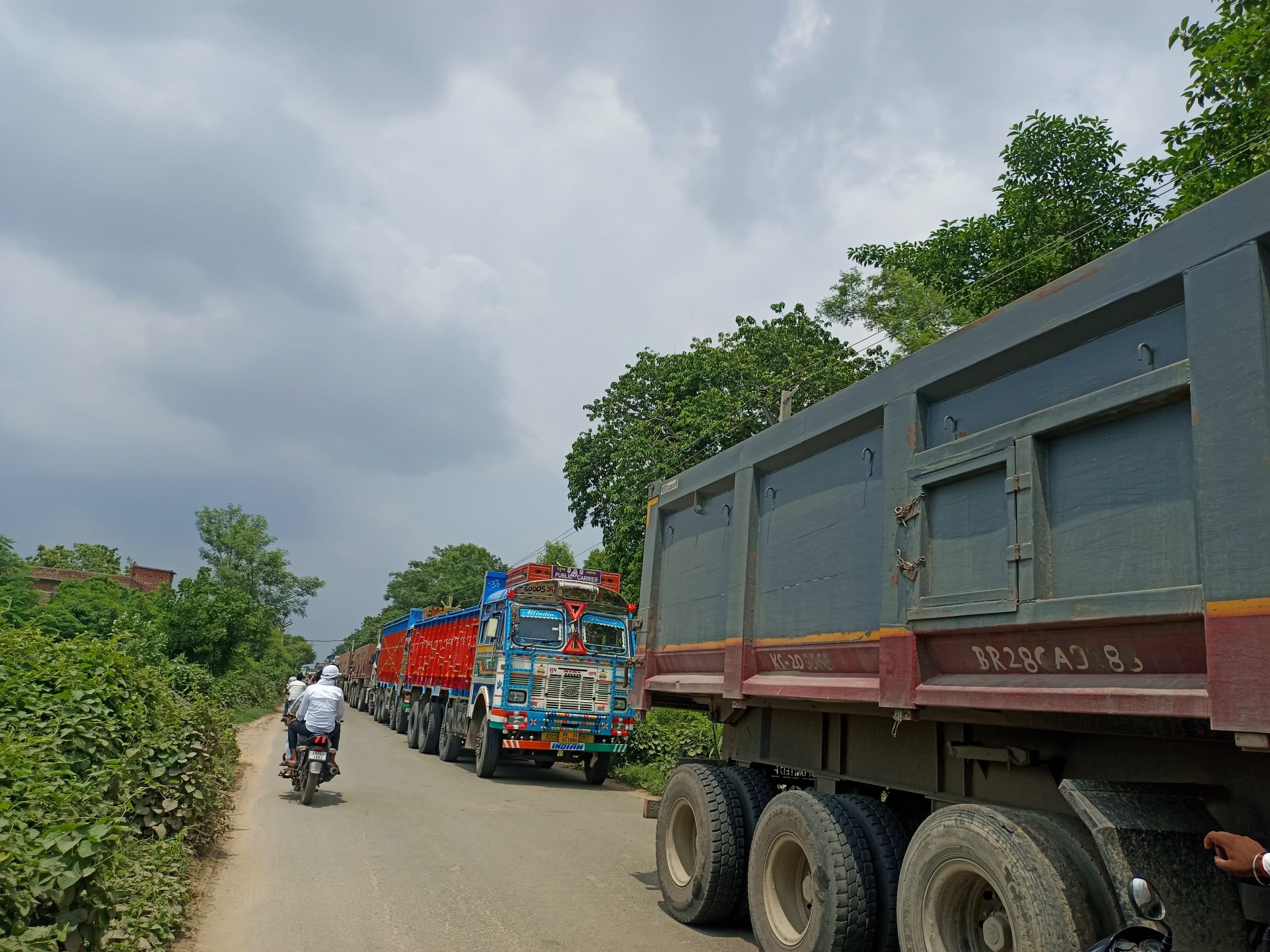 ट्रक की चपेट में आने से किशोर गंभीर रूप से घायल