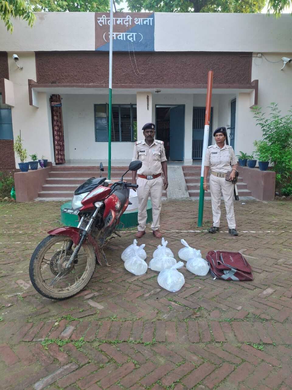 49 लीटर शराब के साथ बाइक जब्त