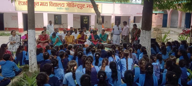 मध्य विद्यालय गोविंदपुर में शिक्षिका को दी विदाई