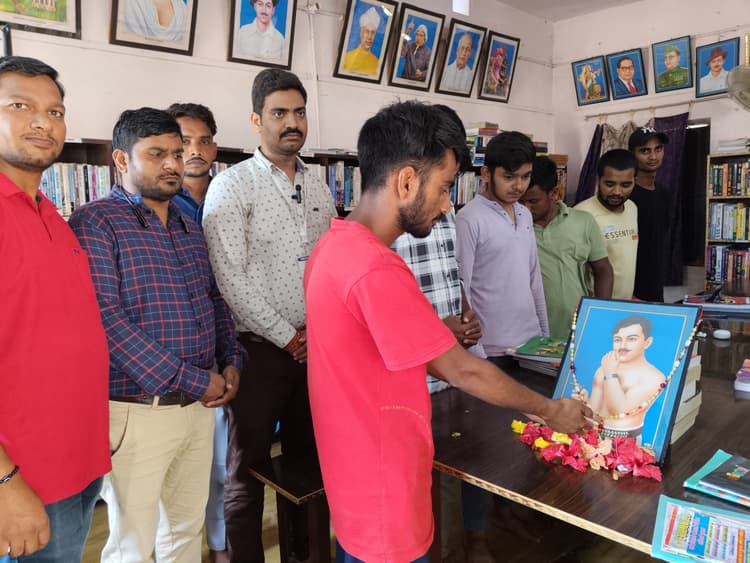 चंद्रशेखर आजाद की जयंती पर छात्रों ने दी श्रद्धांजलि