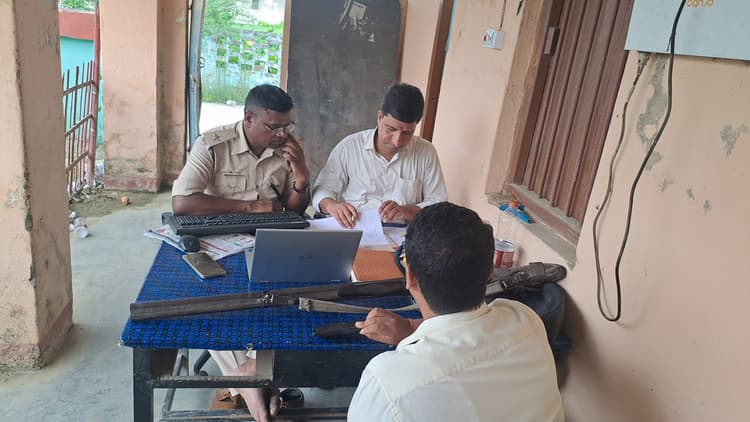 थाना परिसर में शस्त्रधारियों का सत्यापन, कानून-व्यवस्था को लेकर प्रशासन सख्त