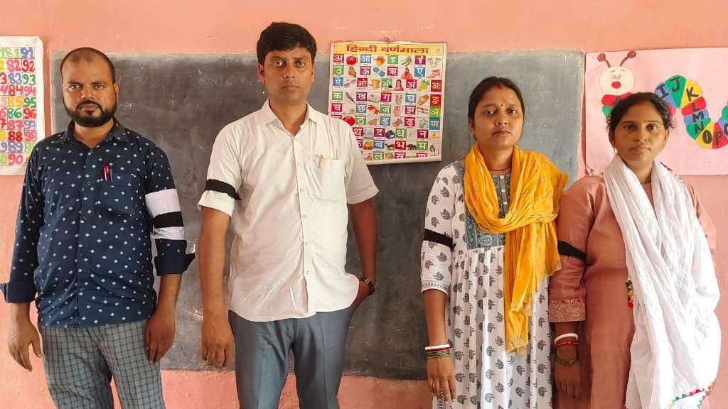 शिक्षक–कर्मचारियों ने काला बिल्ला लगाकर जताया विरोध