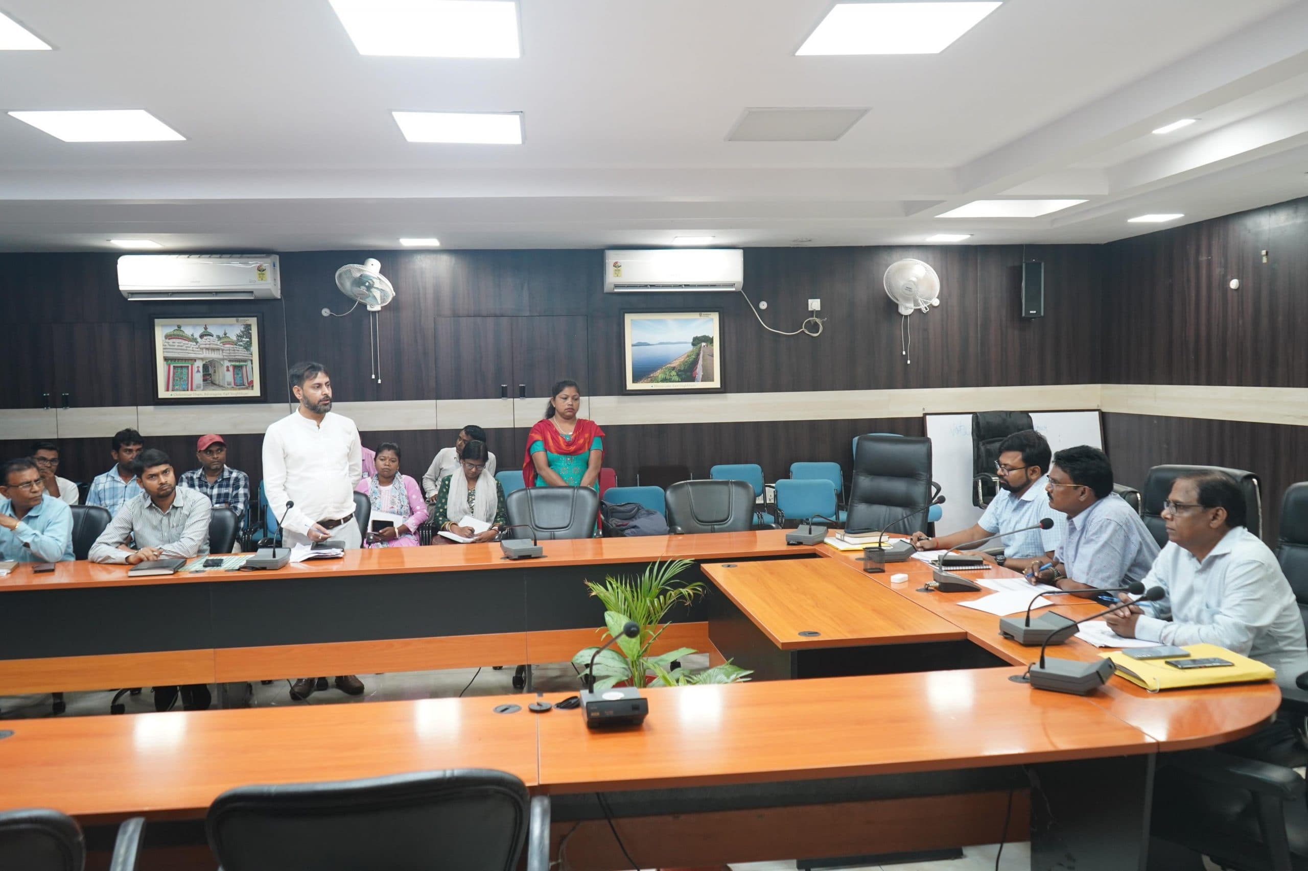 Jamshedpur news. एक सप्ताह में ओडीएफ प्लस मॉडल गांवों का सत्यापन पूर्ण करने का निर्देश