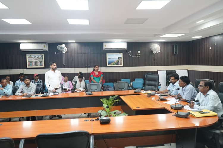 Jamshedpur news. एक सप्ताह में ओडीएफ प्लस मॉडल गांवों का सत्यापन पूर्ण करने का निर्देश